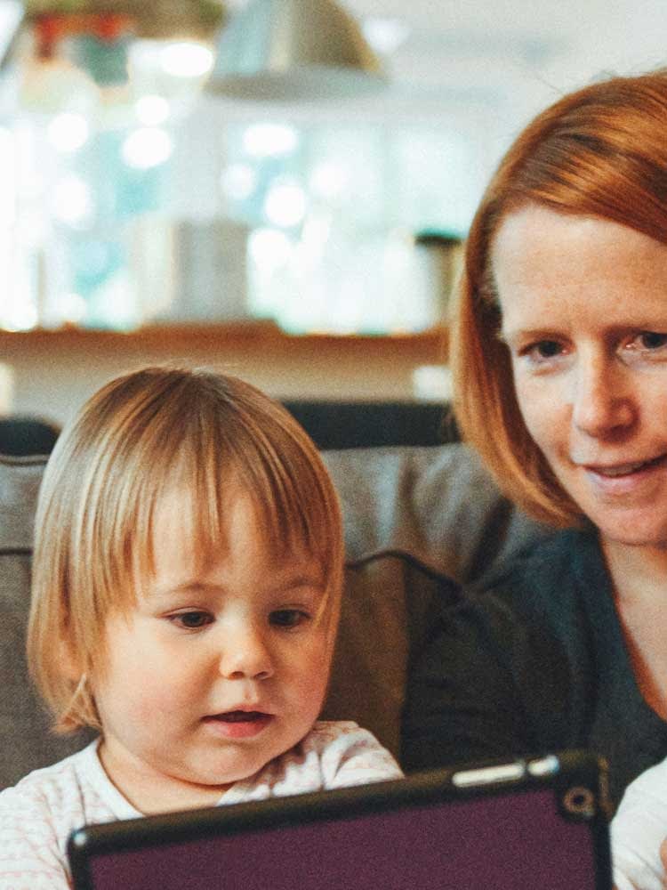 lecture-bible-enfant2 une maman et son petit enfant regardant une tablette