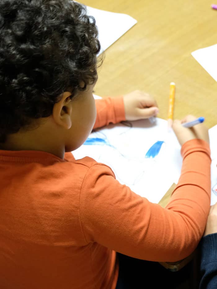 petit garçon dessinant pendant l'animation biblique