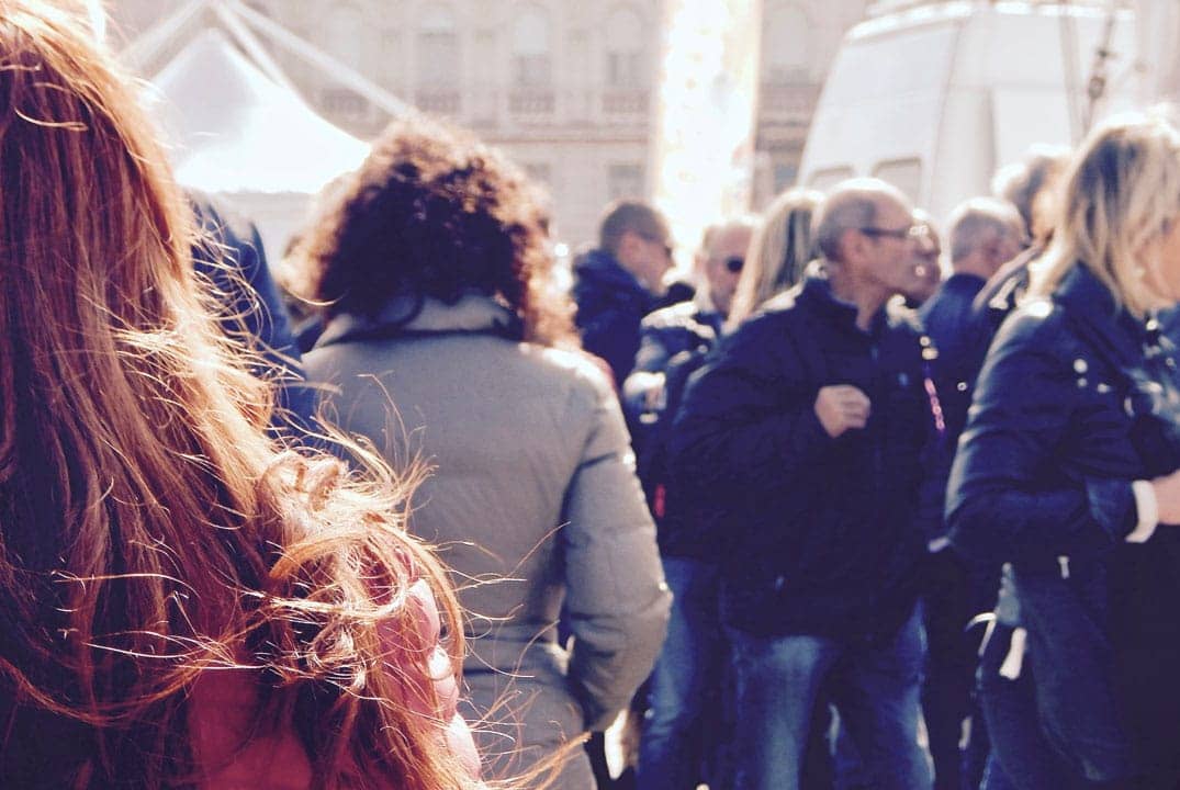 foule dans une rue de Compiègne