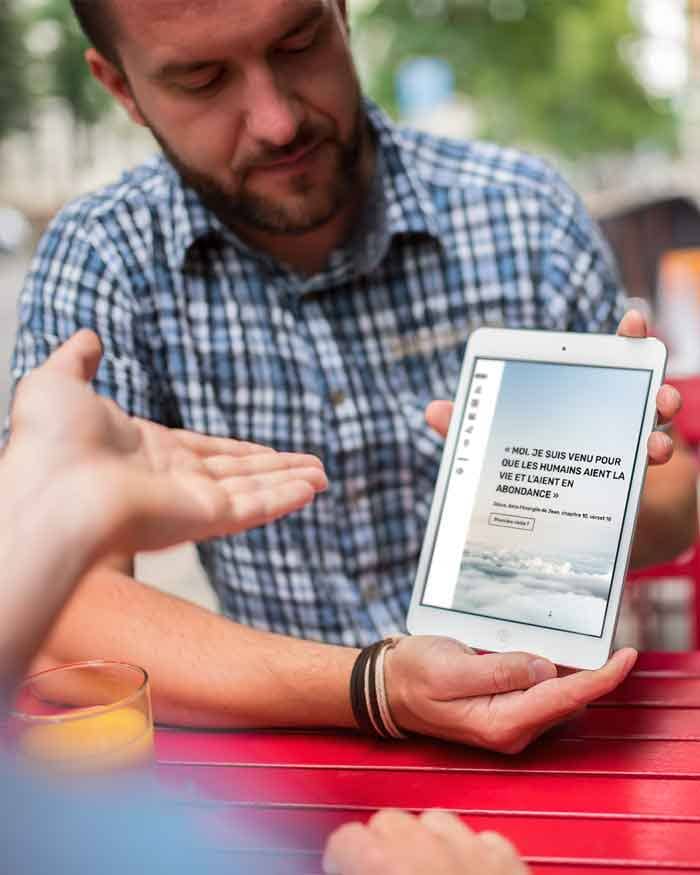 homme montrant à un ami le site de son église